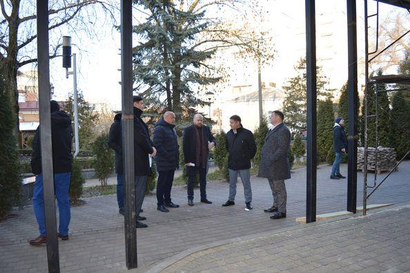 Міський голова Рівного провів нараду на вулиці