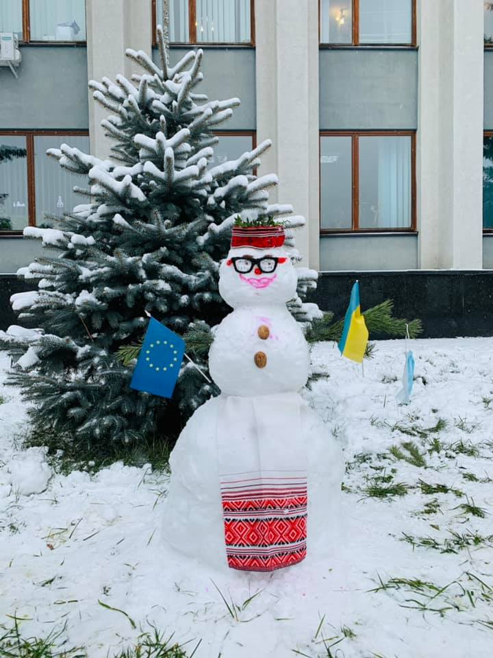 У Рівному чиновники біля ОДА зліпили сніговика (+ФОТО)