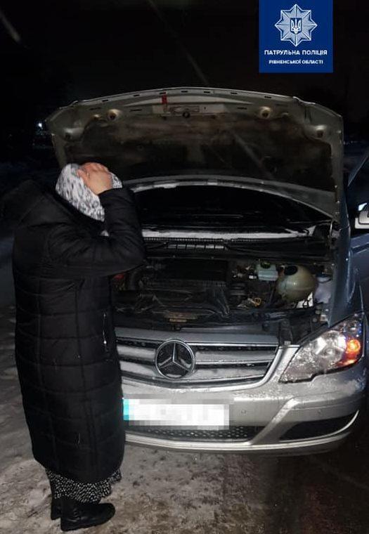 У Рівному патрульні допомогли водійці, яка не могла завести Merсedes