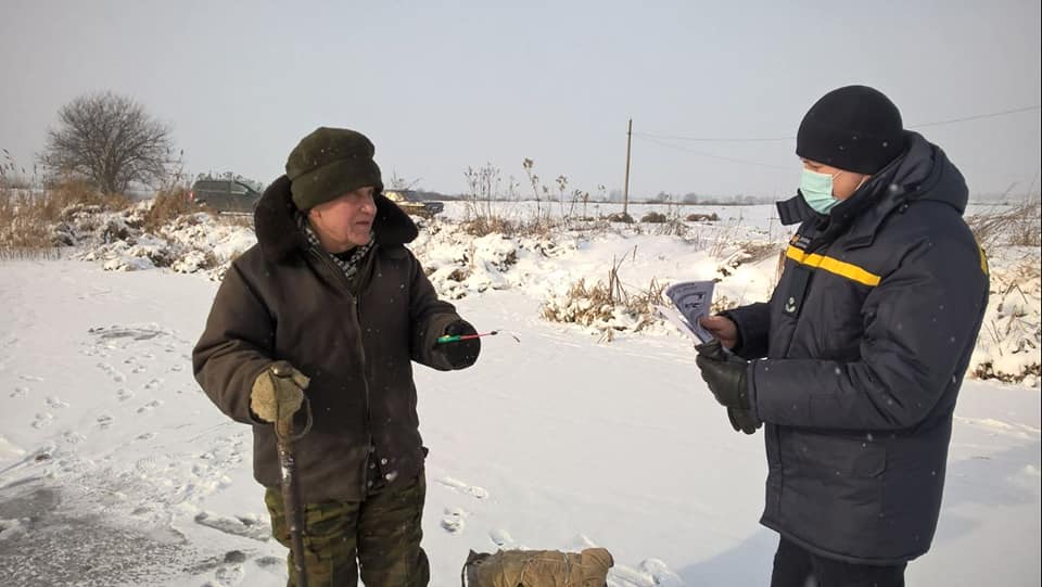 На Рівненщині рятувальники поспілкуватися з рибалками