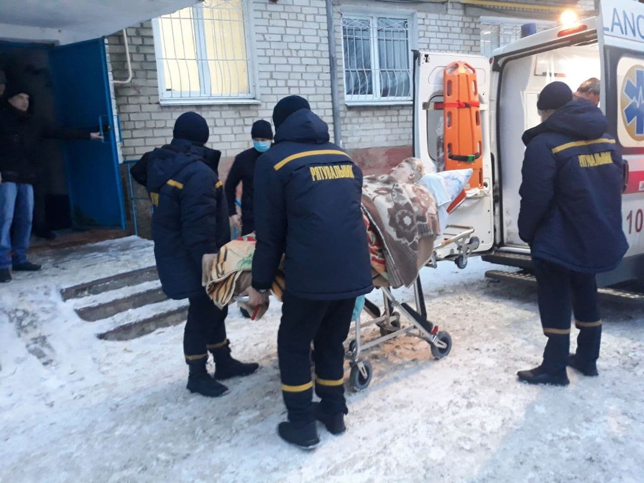 На Рівненщині рятувальники допомогли медикам занести важкохвору жінку до квартири