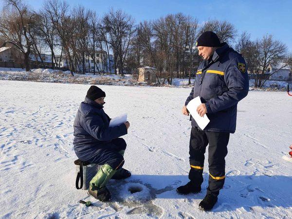 На Костопільщині рятувальники посплікувалися з рибалками