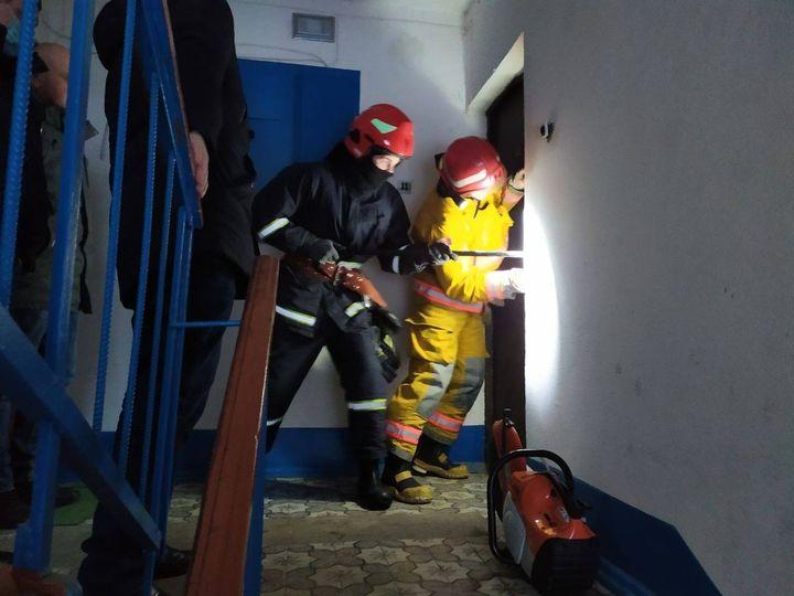 У Дубровиці рятувальники допомогли відчинити двері квартири, де знаходився важкохворий чоловік