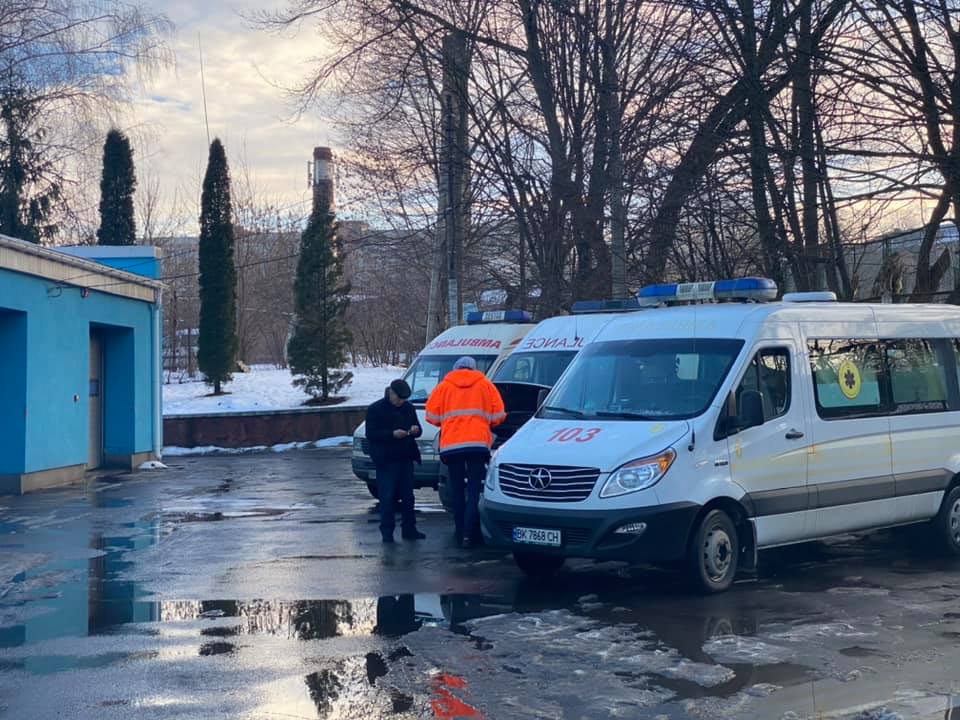 На Рівненщині за минулу добу “швидка” 16 разів виїжджала до пацієнтів з підозрою на коронавірус