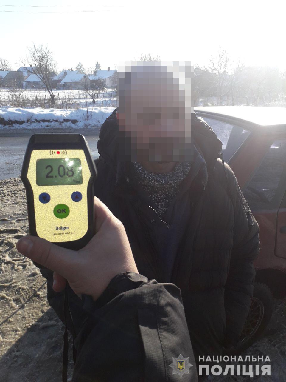 У Тучині п’яний водій розтрощив паркан і втік з місця події