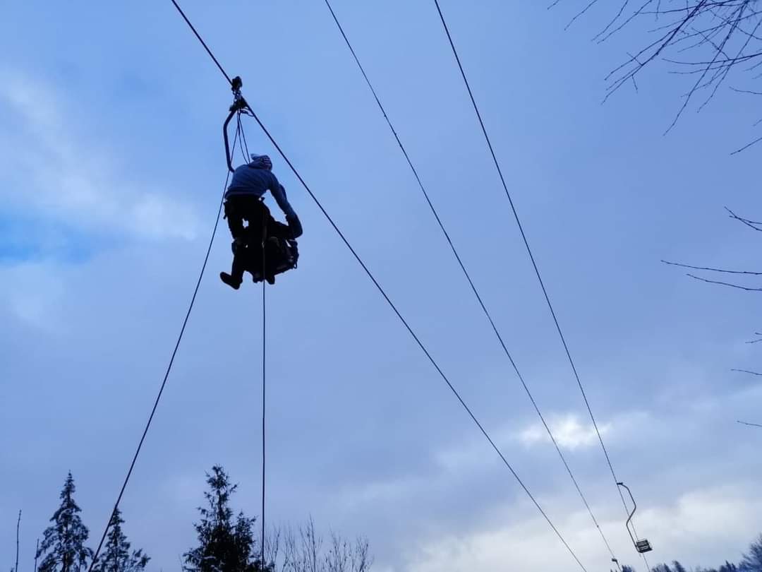 На Львівщині зупинився крісельний підйомник з людьми
