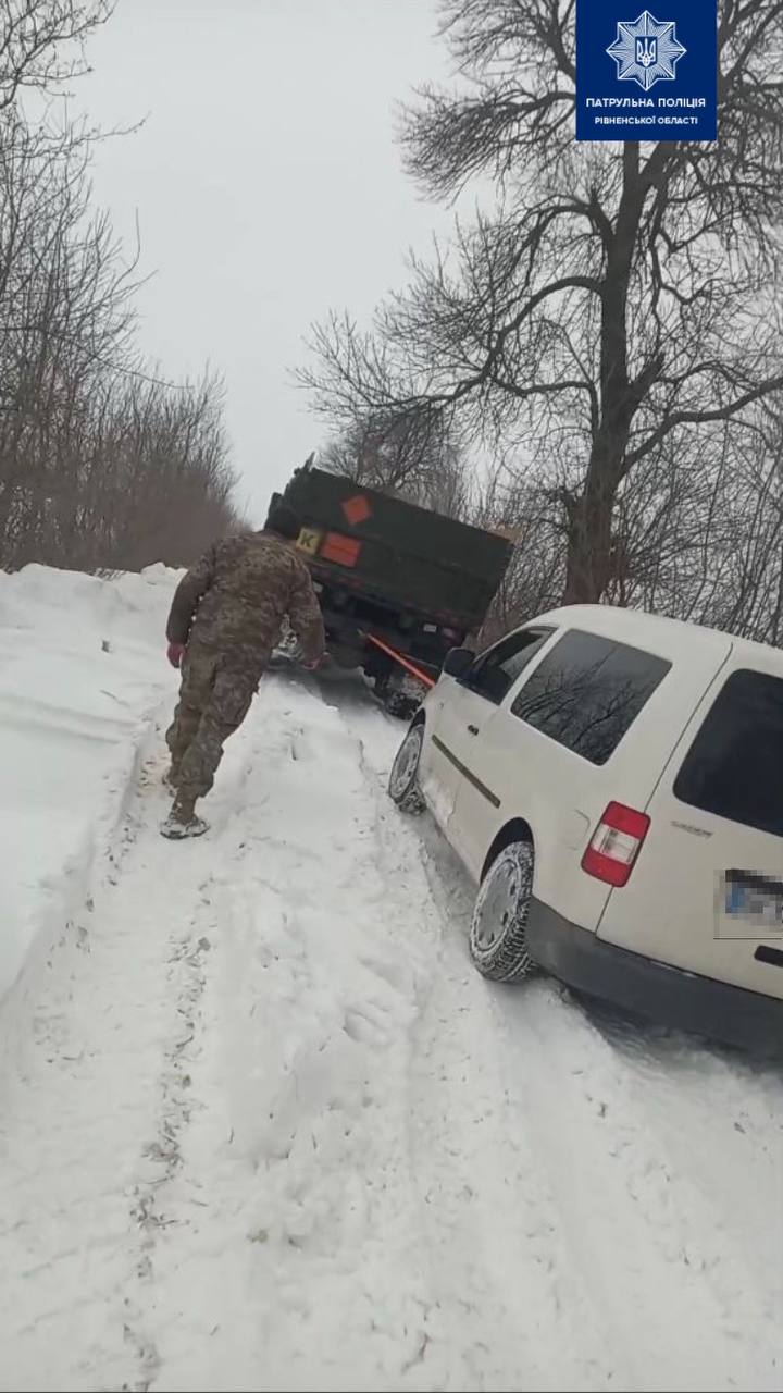 Рівненські патрульні витягли зі снігового намету вже не один автомобіль Рівненські патрульні витягли зі снігового намету вже не один автомобіль