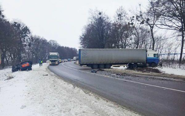 На автодорозі «Київ-Чоп» в ДТП загинув водій легковика