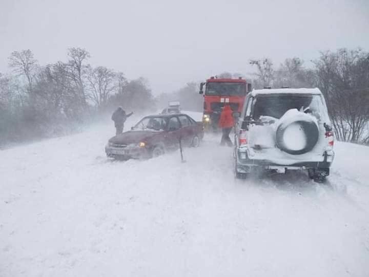 Куда звертатися автомобілістам, якщо застрягли у дорозі(перелік телефонів)