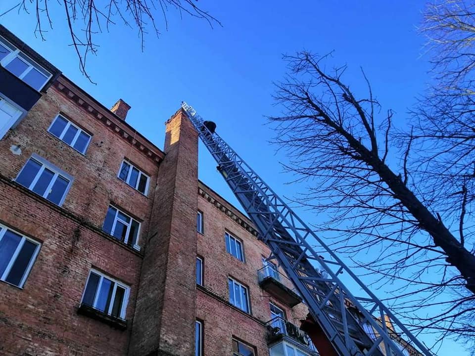 В Рівному демонтували аварійний димохід в багатоповерхівці (фото)