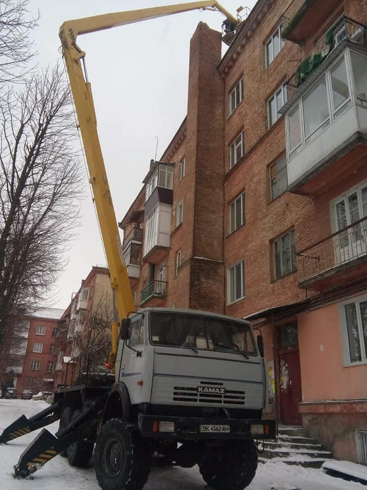 В Рівному демонтували аварійний димохід в багатоповерхівці (фото)