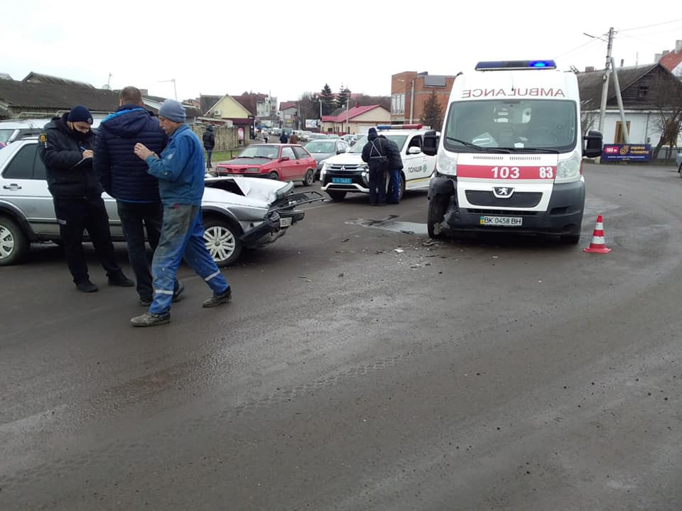У Дубні водій легковика не пропустив швидку, яка їхала на виклик, і спричинив ДТП (ФОТО)