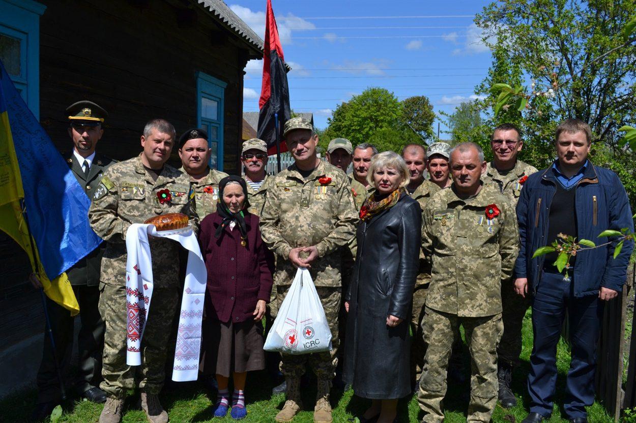 Бабуся з Рівненщини допомагає бійцям бити ворога