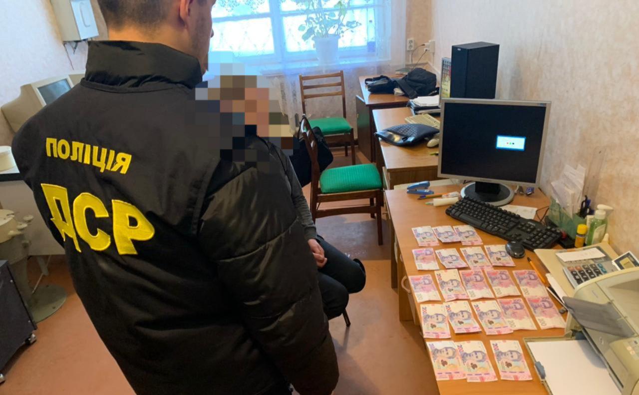 Брала гроші за «липові» свідоцтва: посадовицю Рівненської держустанови затримали через хабар