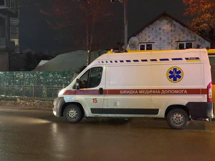 Біля гіпермаркету люди намагалися врятувати непритомного чоловіка з Рівненщини