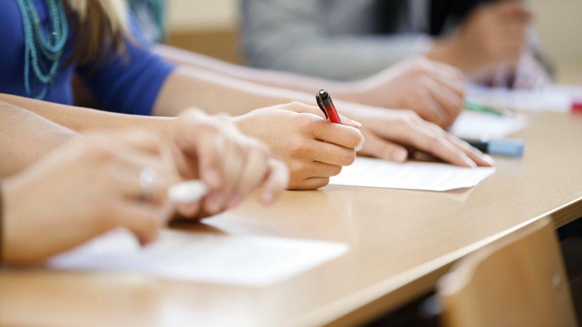 Учні випускних 9-х та 11-х класів мають повернутися до повноформатного навчання