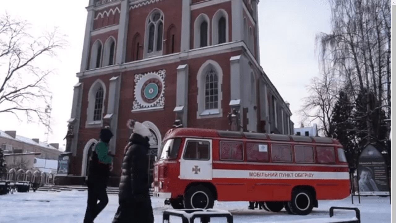 У Рівному працює мобільний пункт обігріву (Відео)