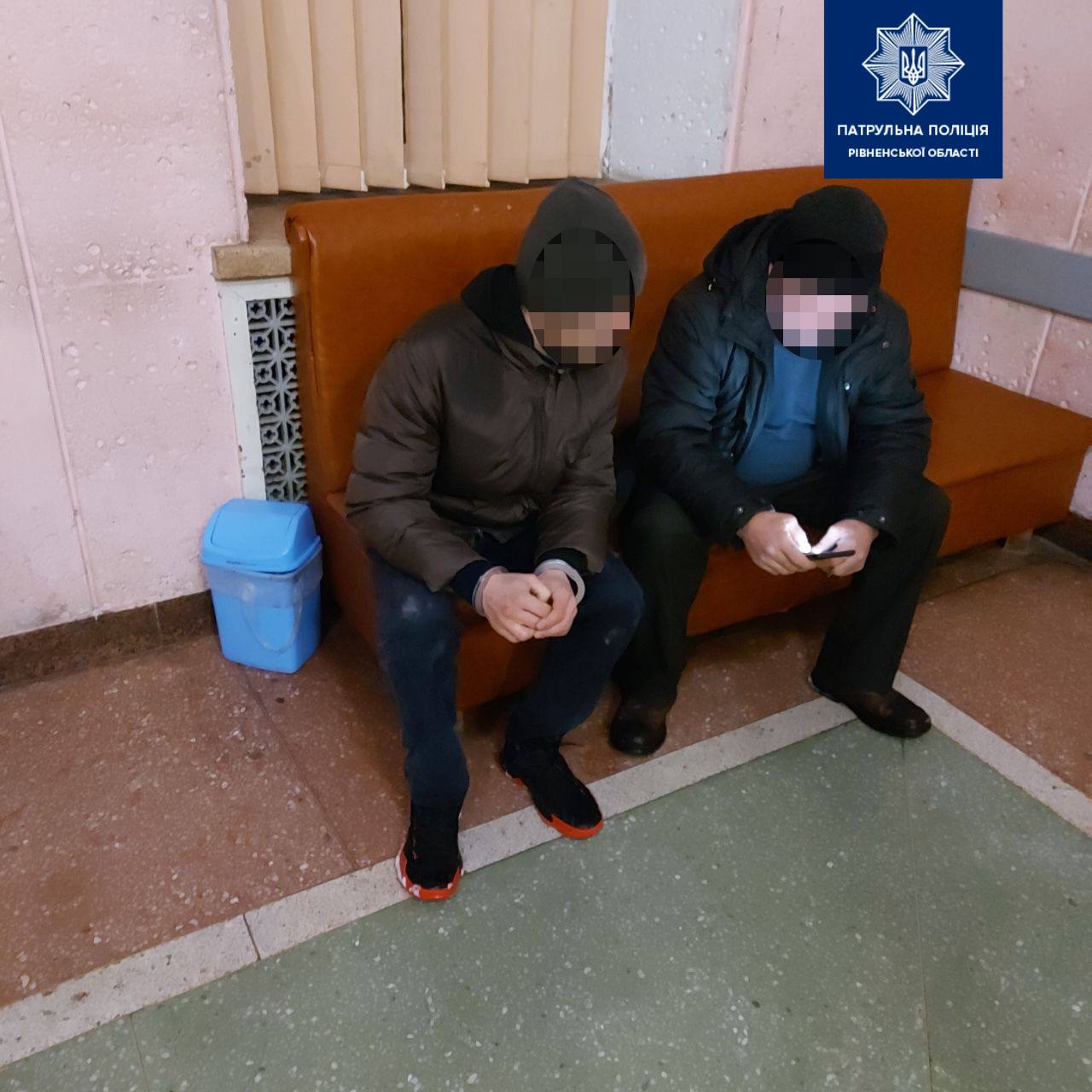 Квартирних крадіїв патрульні зловили по гарячих слідах завдяки пильному сусіду