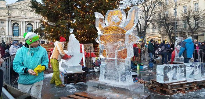 Перед Львівською оперою виростають скульптури із льоду