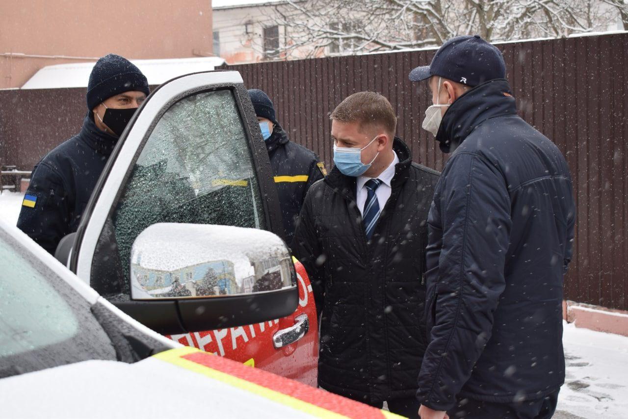 Очільник Рівного сам перевірив готовність міських рятувальників до роботи під час завірюхи та сильних морозів (ФОТО)