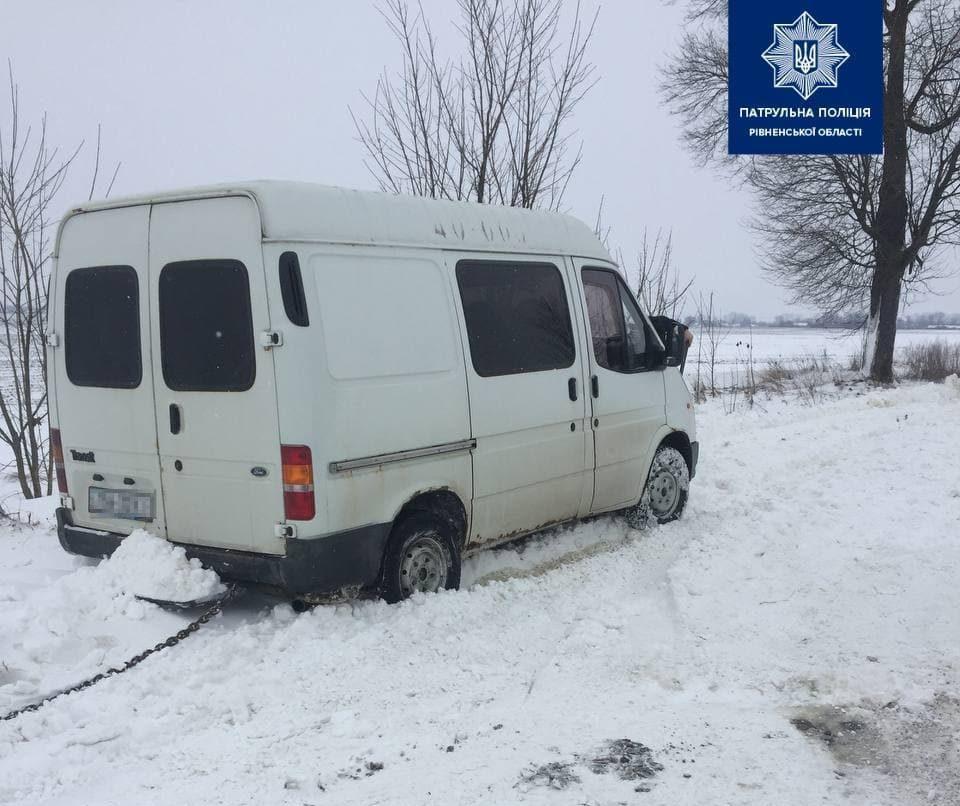 Поблизу Корця патрульні поліцейські витягли автівку зі снігу
