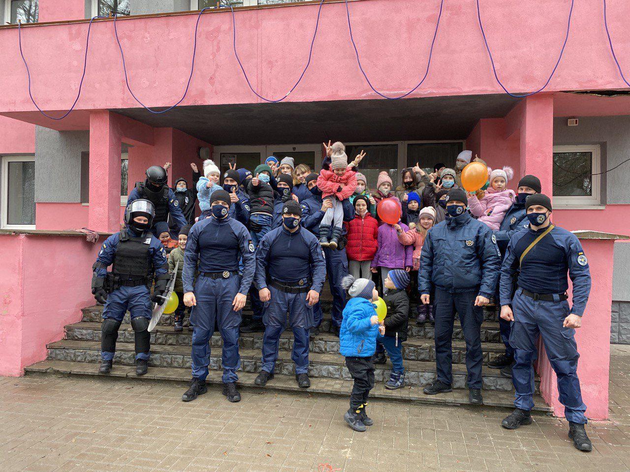 Судові охоронці Рівненщини завітали до дітей сиріт