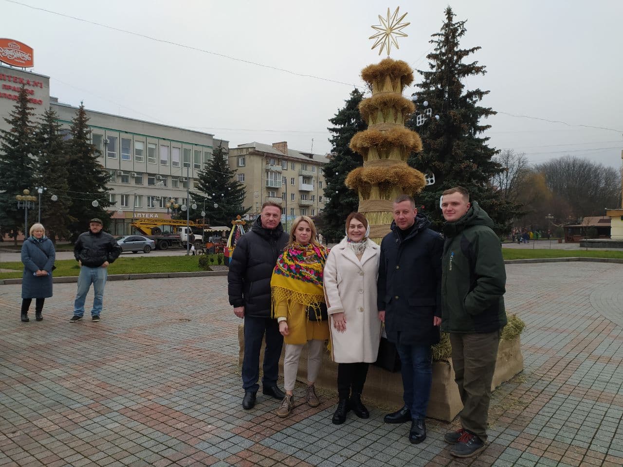 У центрі Рівного встановили Дідуха (ВІДЕО)