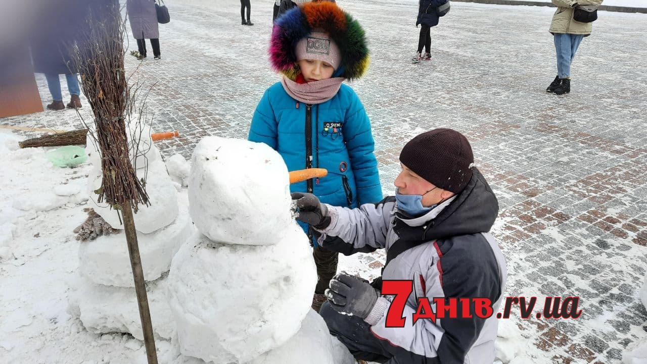 У центрі Рівного ліплять снігові фігури (+ФОТО)