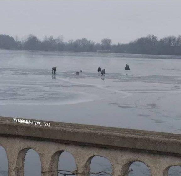 На Рівненщині рибалки вийшли на лід попри температуру +2
