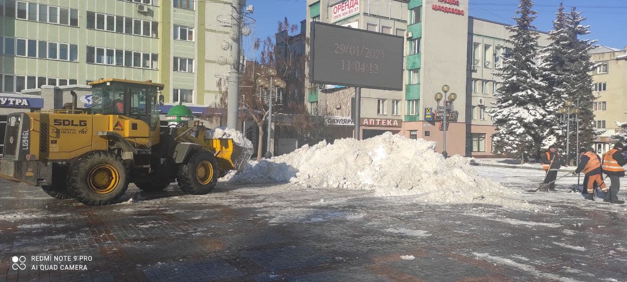 Майдан Незалежності у Рівному чистять від снігу
