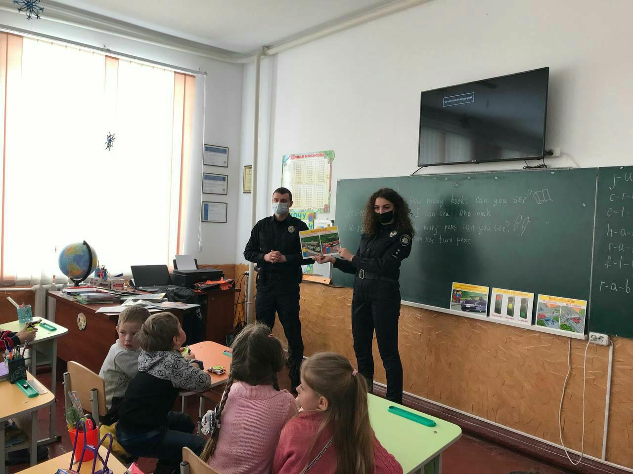 На Рівненщині поліцейський офіцер та інспектор ювенальної превенції замінили вчителів