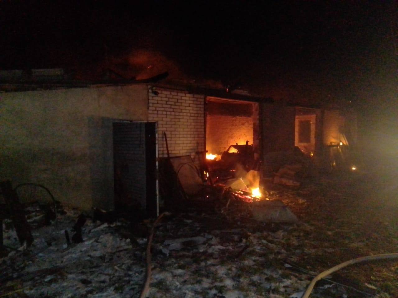 У Глинську згорів гараж та два автомобілі
