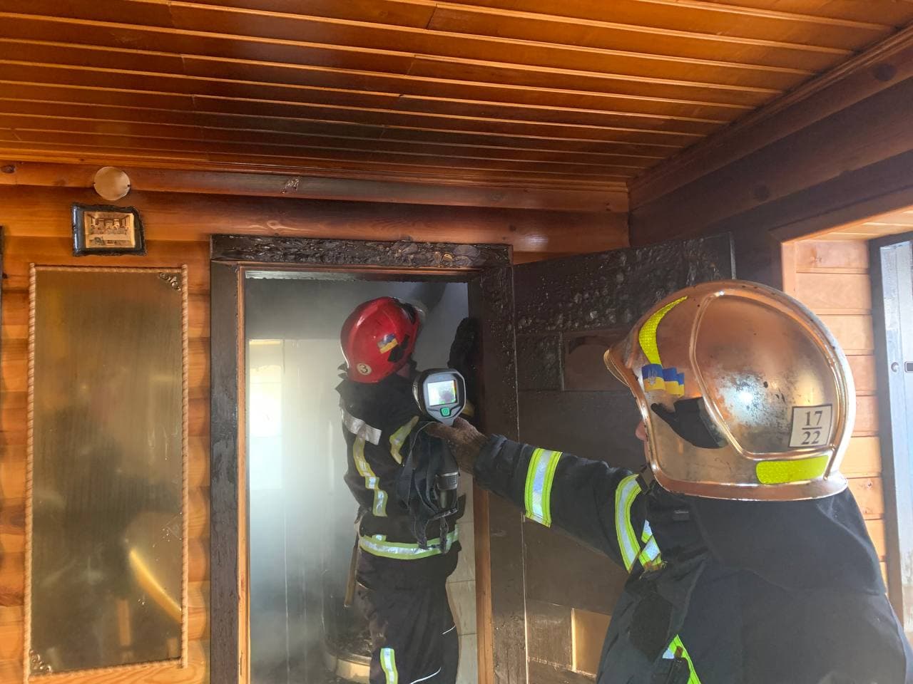 Рівненські вогнеборці гасять пожежу в приватному будинку на вул. Київській