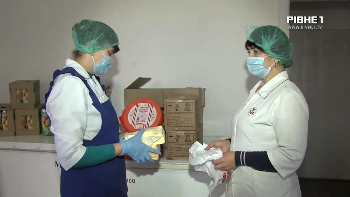 У Сарнах медикам видають продуктові пакети
