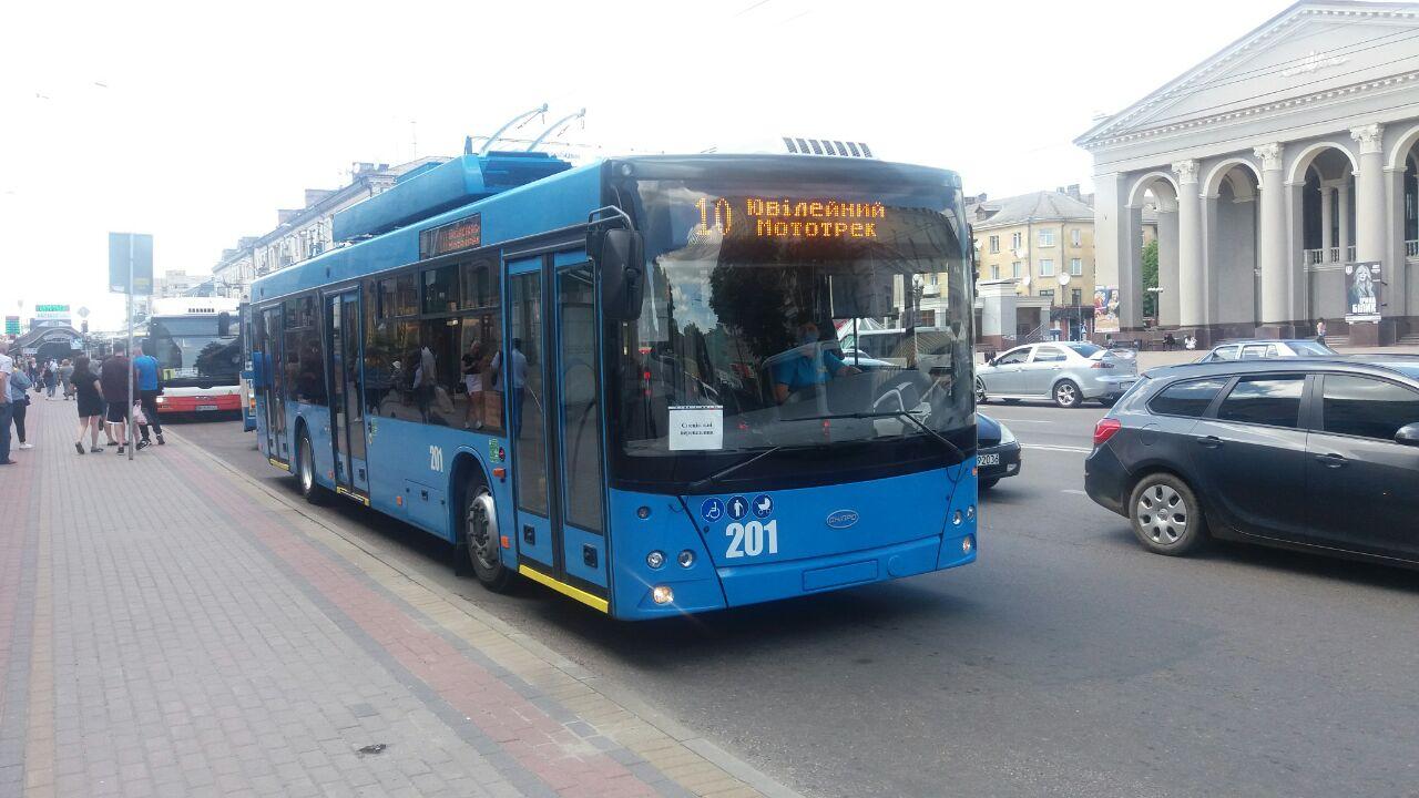Безкоштовно лише 6 годин на добу: у Рівному шукають компроміс щодо перевезень пільговиків