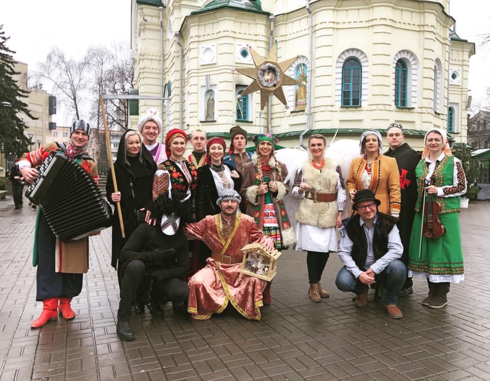 Відомі рівняни знову колядували заради хворих діток