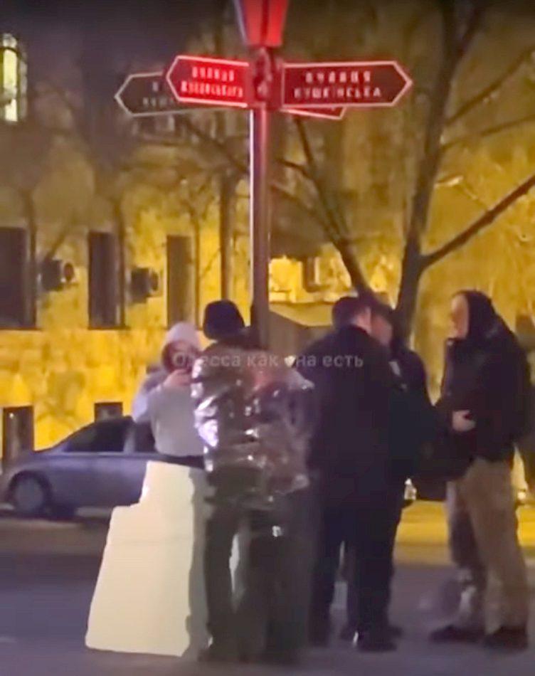 Перехожі затримали злодюжку і примотали скотчем до стовпа