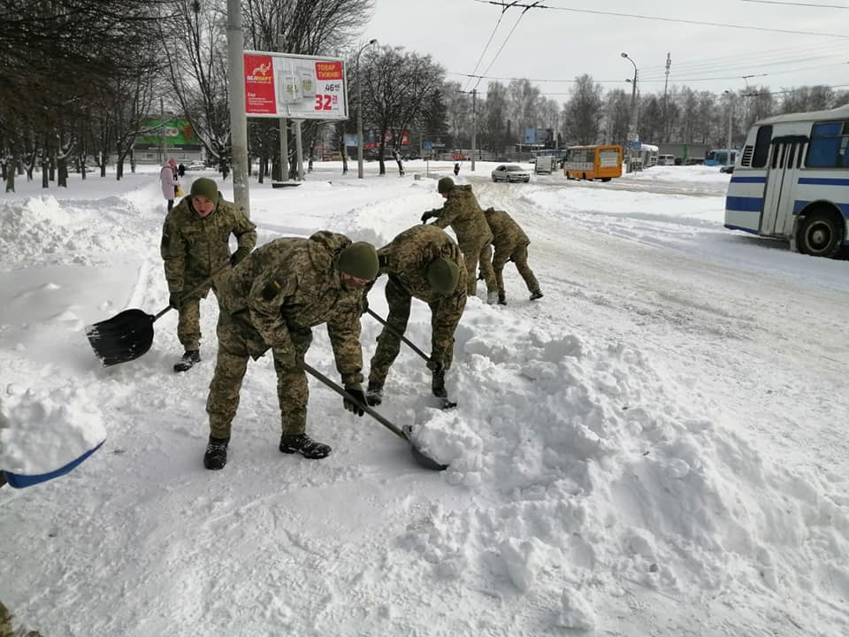 На вулицях Рівного вже працюють військові