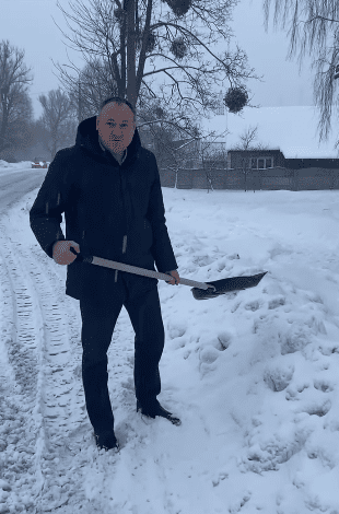 На Рівненщині міський голова розчищав сніг на зупинках громадського транспорту