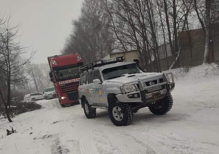 В Рівному позашляховик витягнув 40-тонний тягач з причепом з снігового замету
