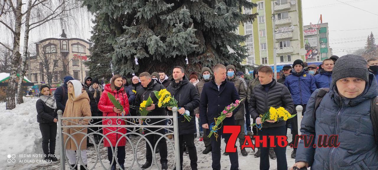 У Рівному поклали квіти до пам&#8217;ятної дошки Героям Небесної Сотні