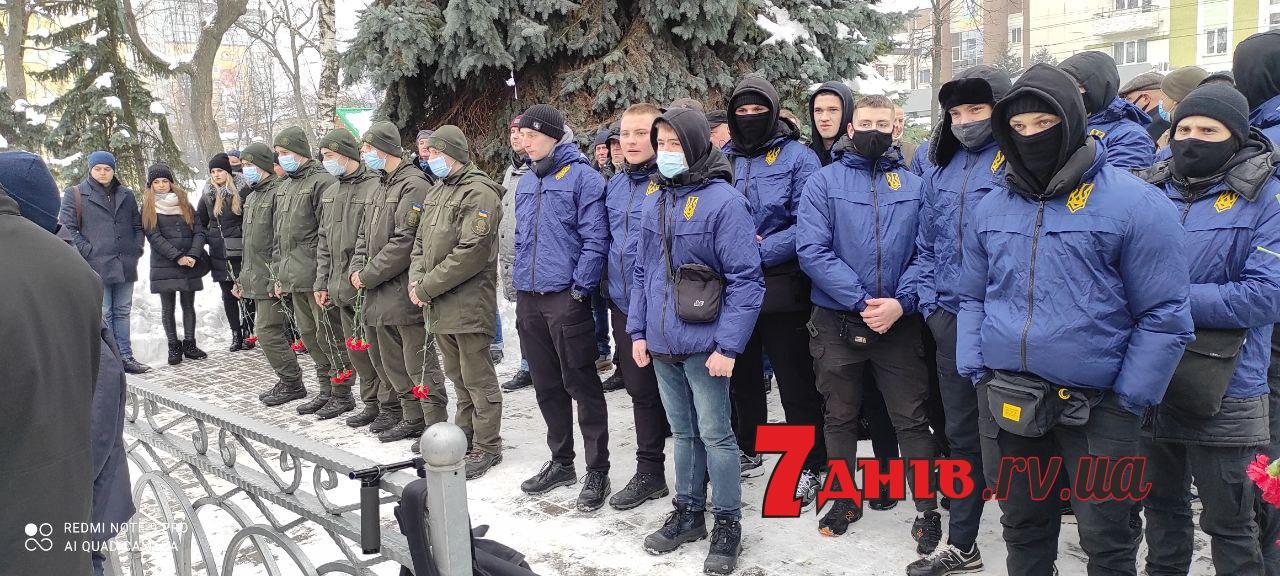 У Рівному поклали квіти до пам’ятної дошки Героям Небесної Сотні