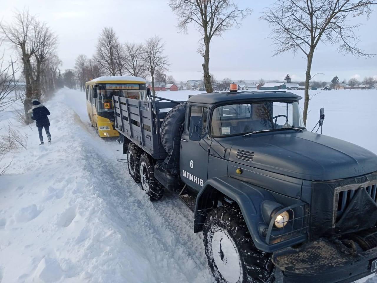На Рівненщині у снігові замети потрапив шкільнйи автобус