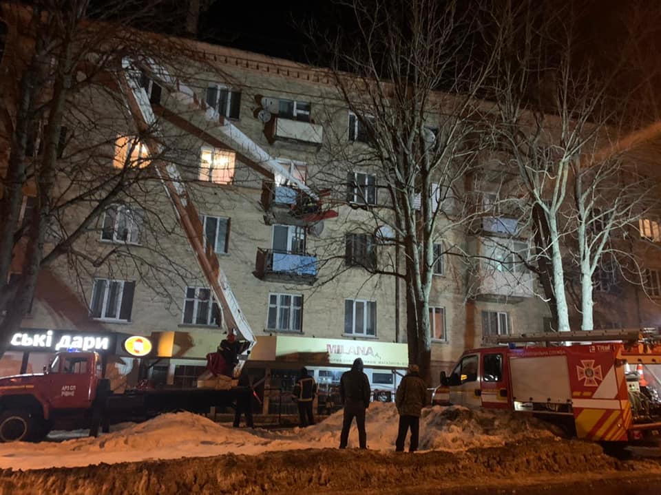 У Рівному демонтували аварійний балкон (Відео) У Рівному демонтували аварійний балкон (Відео)