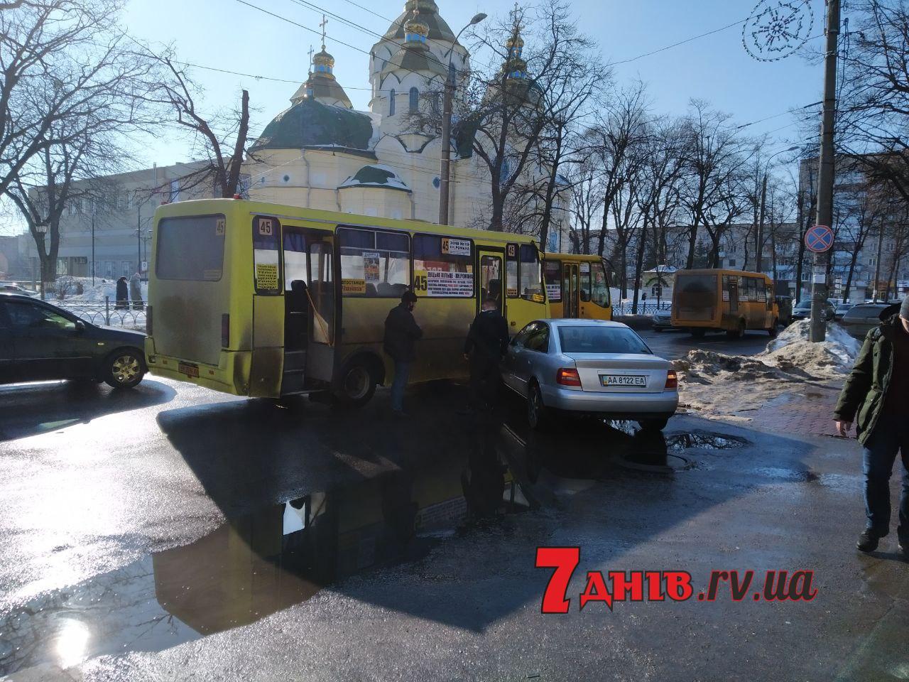 Маршрутка не розминулася з легковиком: у центрі Рівного ДТП