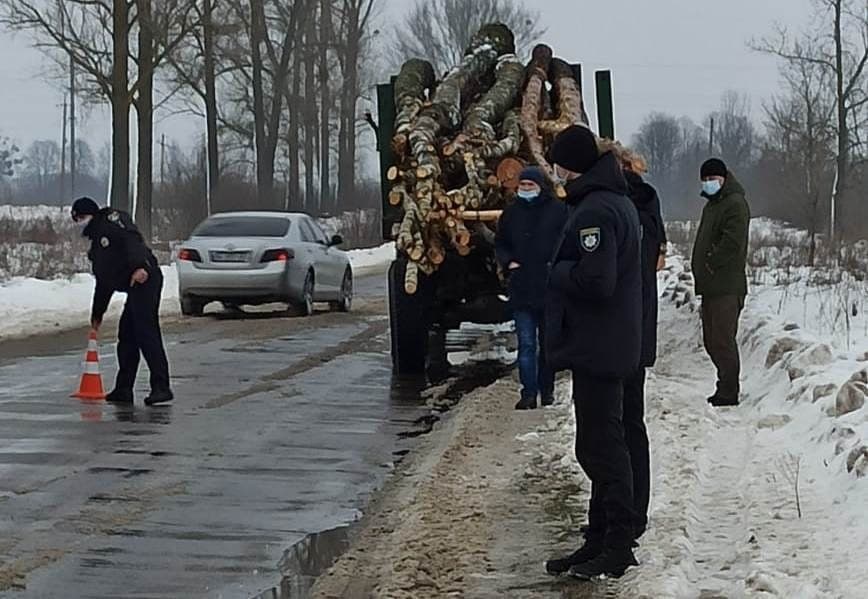 На Рівненщині під колесами лісовоза загинула велосипедистка