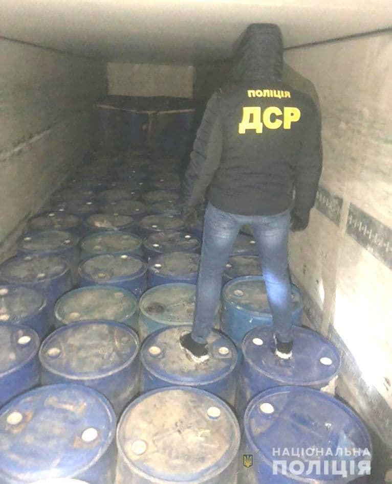 Понад 22 тонни фальсифікованого спирту виявили поблизу Рівного