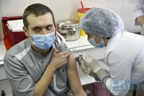 Першим в Україні вакцинували черкаського лікаря
