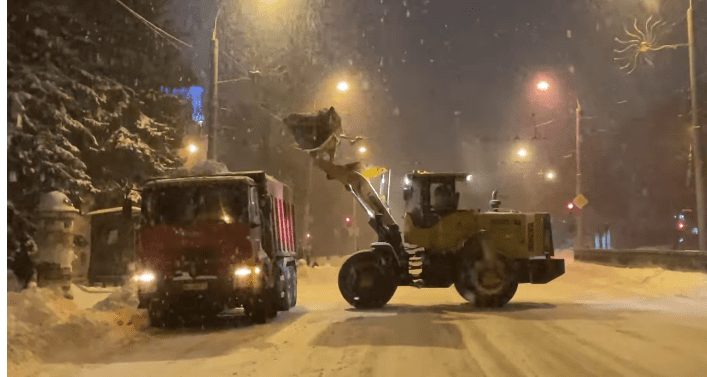 У Рівному комунальники вивозять сніг із зупинок