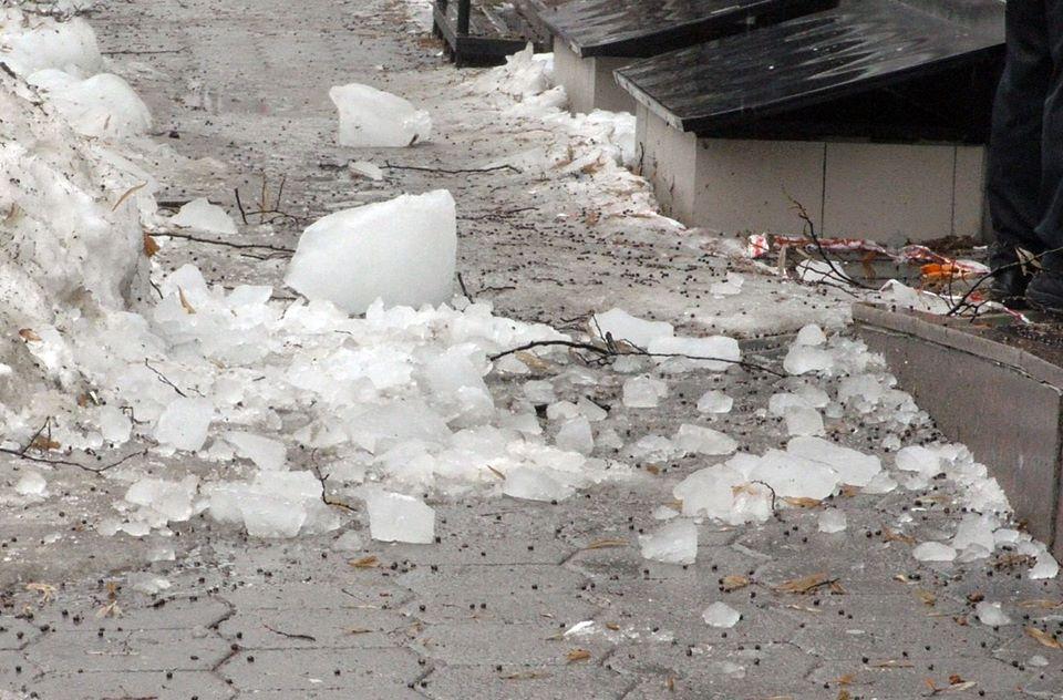 У Рівному льодова брила з даху багатоповерхівки пошкодила автомобіль